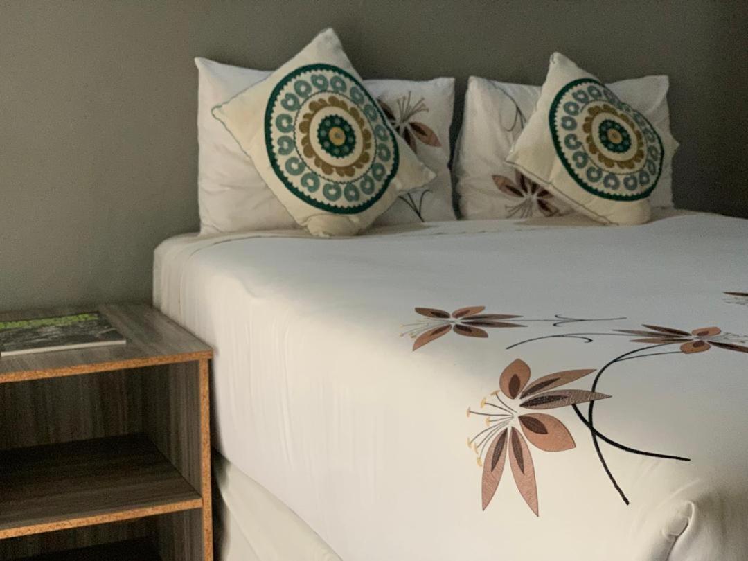 Jungle Breeze Home Stay Касане Экстерьер фото