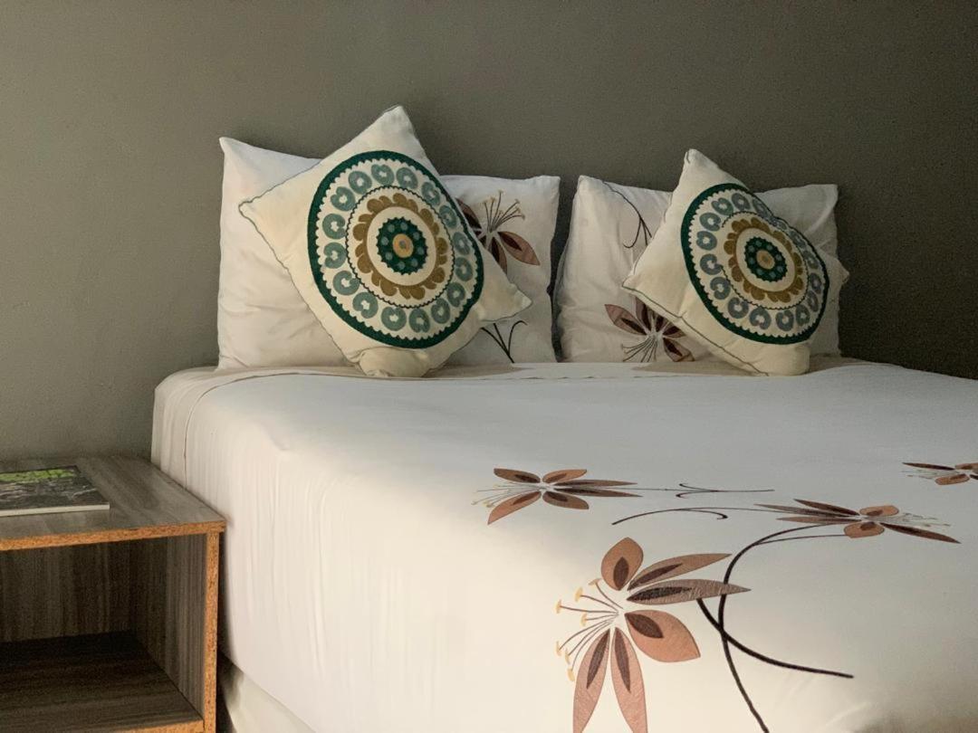 Jungle Breeze Home Stay Касане Экстерьер фото